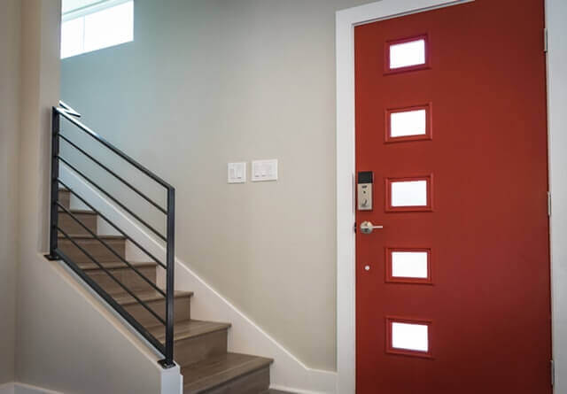 Метална врата входна врата в червен цвят и прозорчета